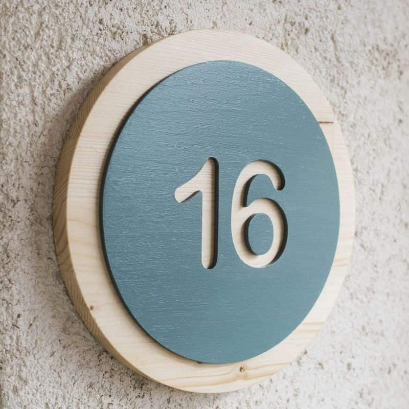 Vrei și tu un număr frumos pentru casă, rotund, din lemn masiv?