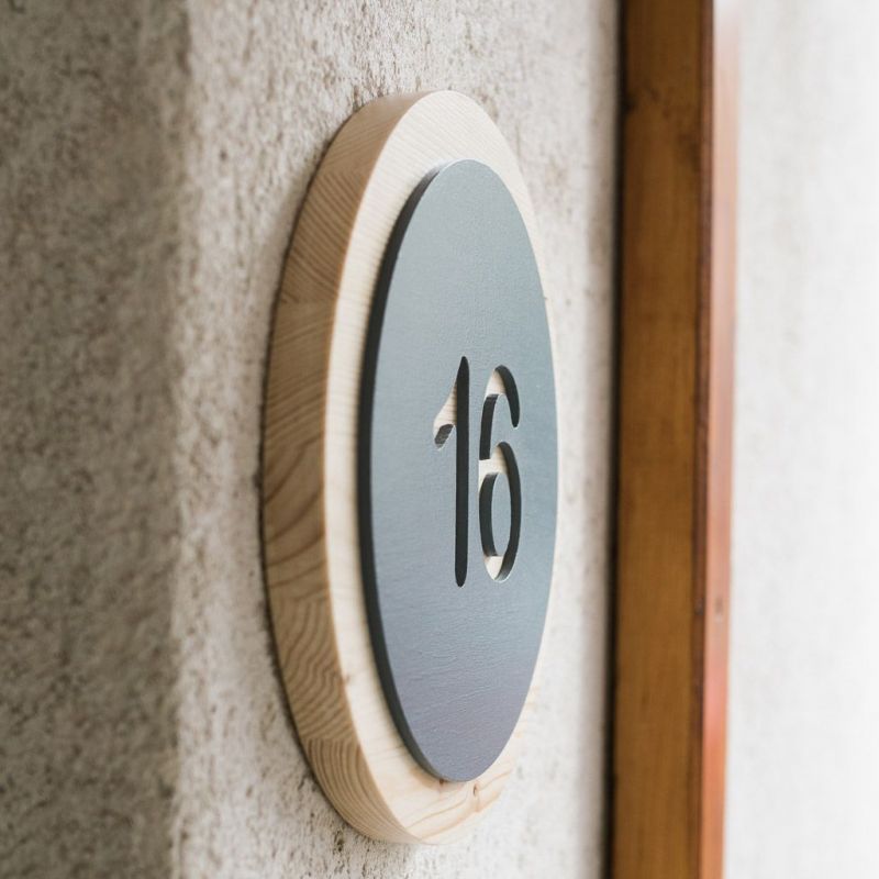 Vrei și tu un număr frumos pentru casă, rotund, din lemn masiv?