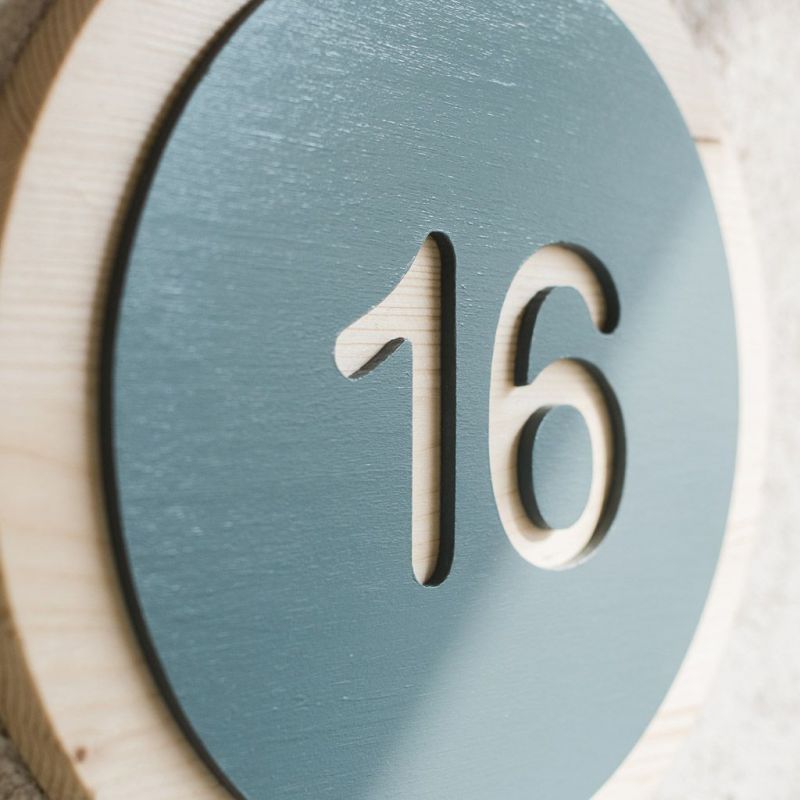 Vrei și tu un număr frumos pentru casă, rotund, din lemn masiv?