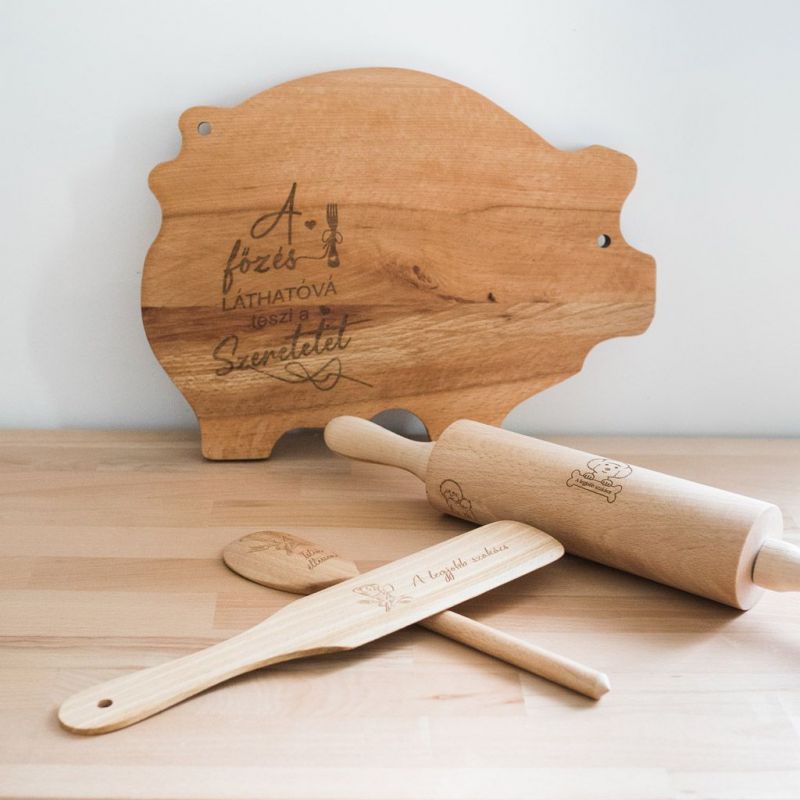 Tocător din lemn de paltin sau fag, într-o formă unică, gravat laser