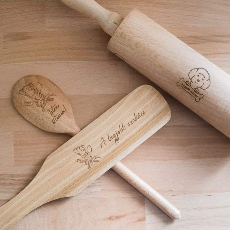 Tocător din lemn de paltin sau fag, într-o formă unică, gravat laser