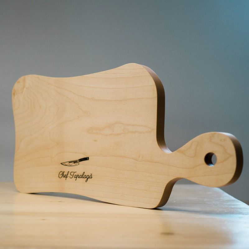 Tocător din lemn de paltin sau fag, într-o formă unică, gravat laser