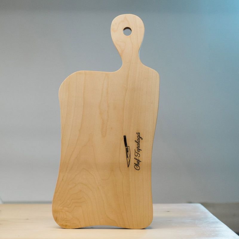 Tocător din lemn de paltin sau fag, într-o formă unică, gravat laser