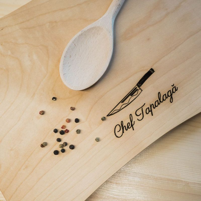 Tocător din lemn de paltin sau fag, într-o formă unică, gravat laser