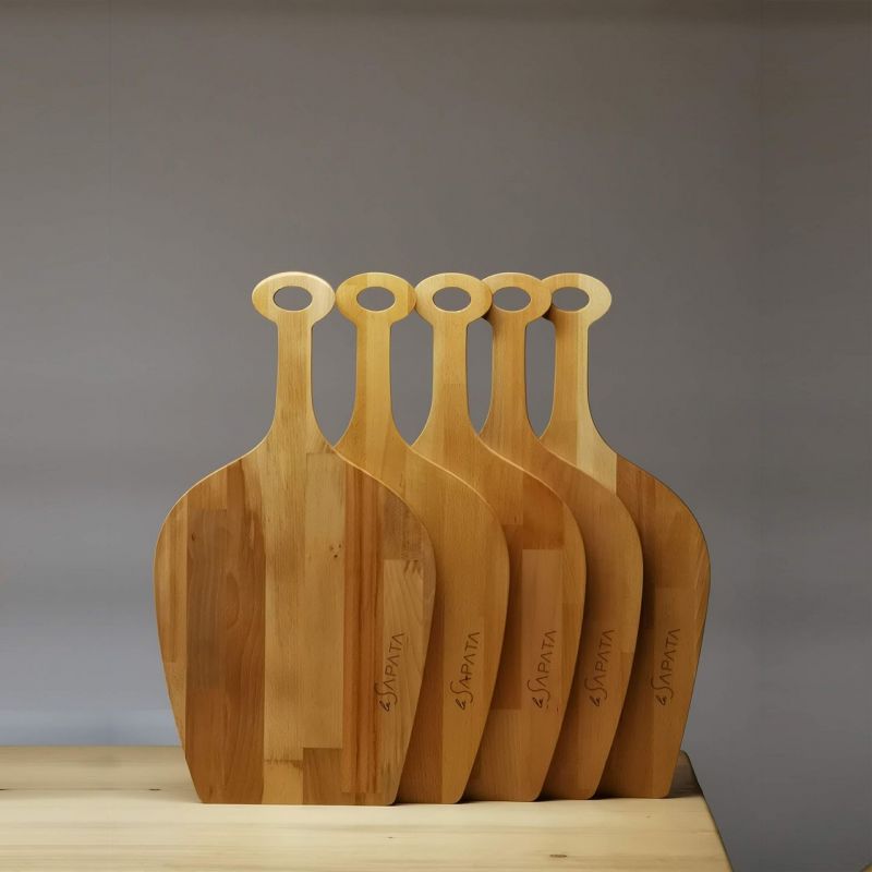 Tocător din lemn de paltin sau fag, într-o formă unică, gravat laser