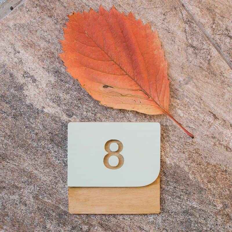 Număr de apartament din lemn, pătrat, elegant și personalizabil!