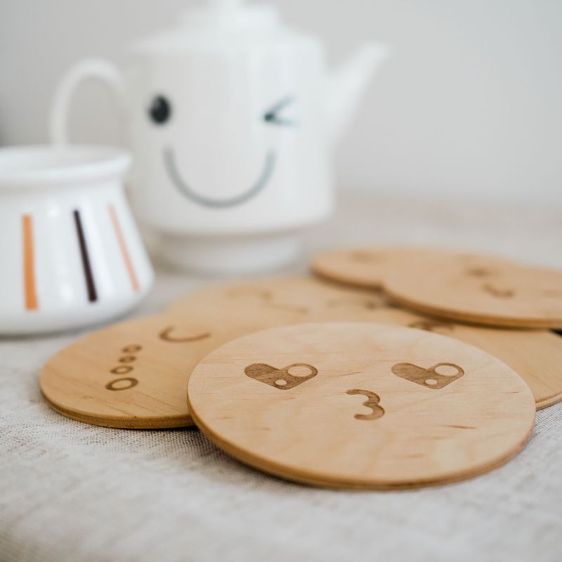 Fețe-Fețe - set coastere / suporturi pahare, din lemn, cu fețe haioase