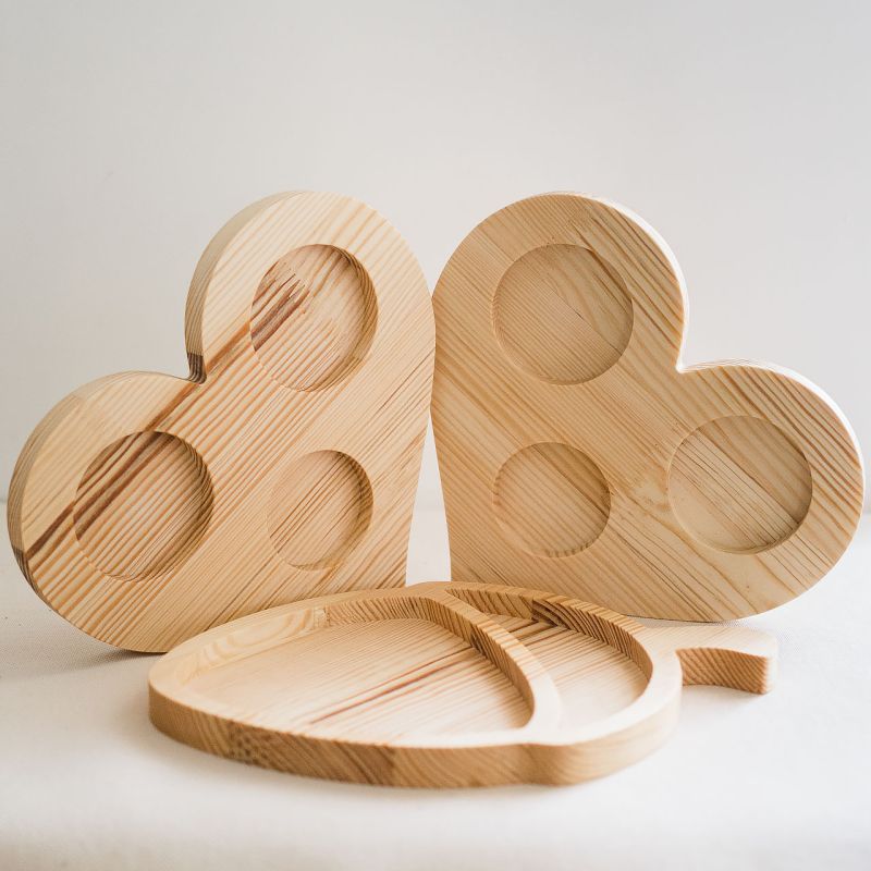 Tăviță din lemn, sub formă de inimă