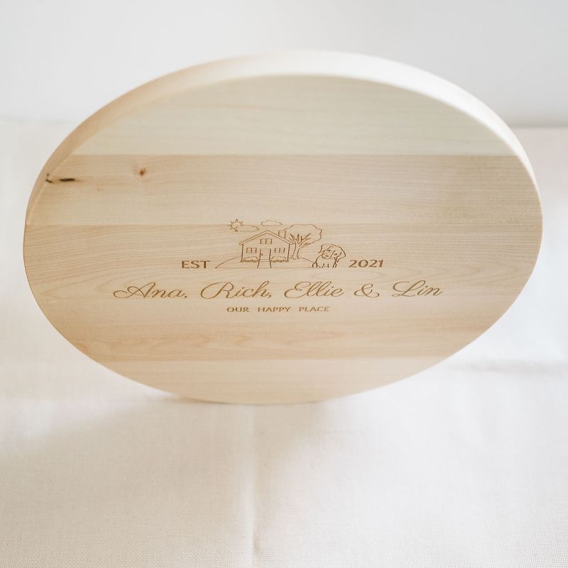 Tocător din lemn de paltin sau fag, într-o formă unică, gravat laser