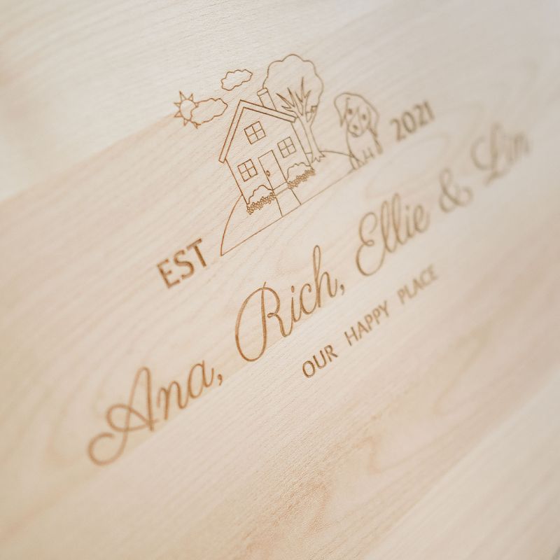 Tocător din lemn de paltin sau fag, într-o formă unică, gravat laser