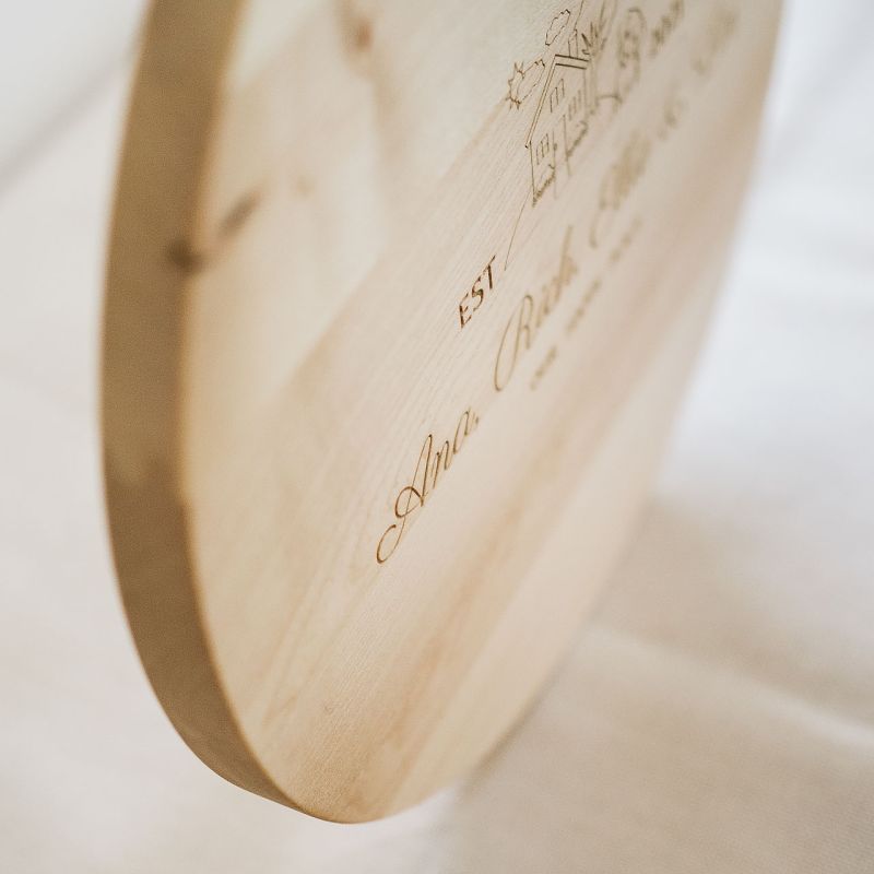 Tocător din lemn de paltin sau fag, într-o formă unică, gravat laser