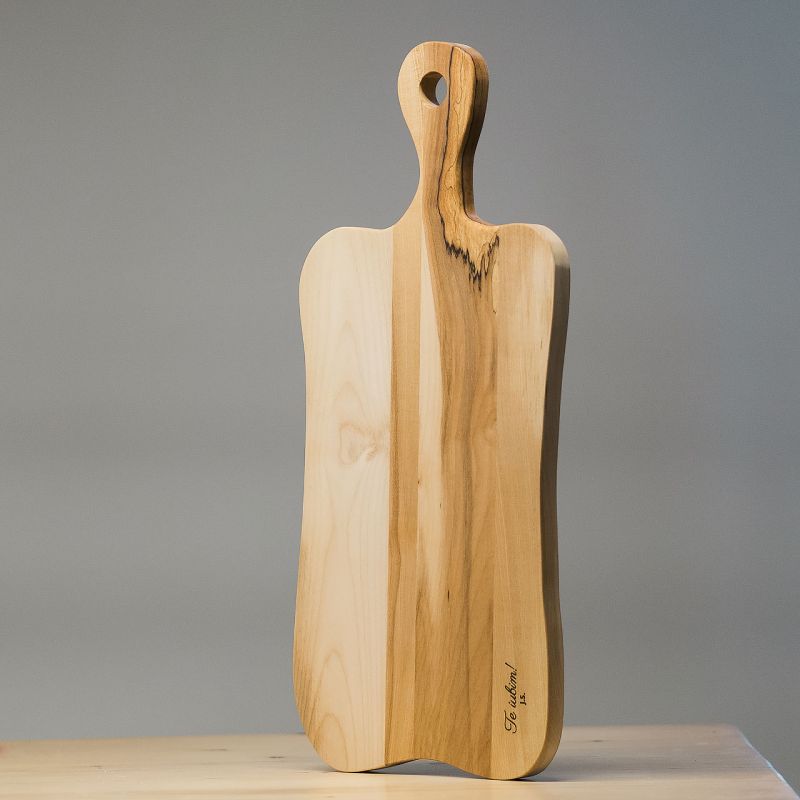 Tocător din lemn de paltin sau fag, într-o formă unică, gravat laser