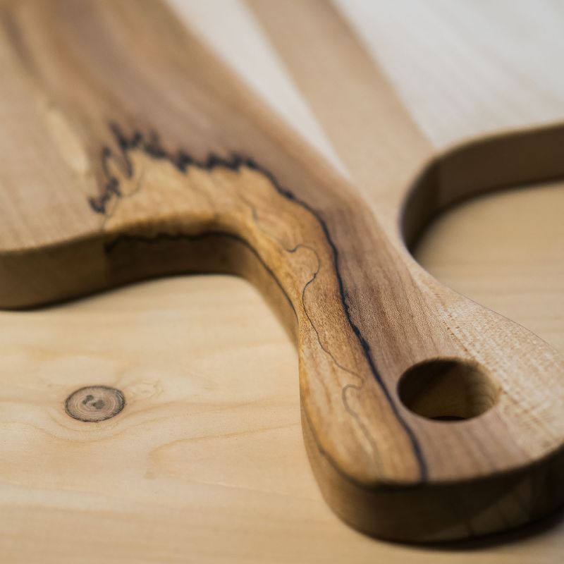 Tocător din lemn de paltin sau fag, într-o formă unică, gravat laser