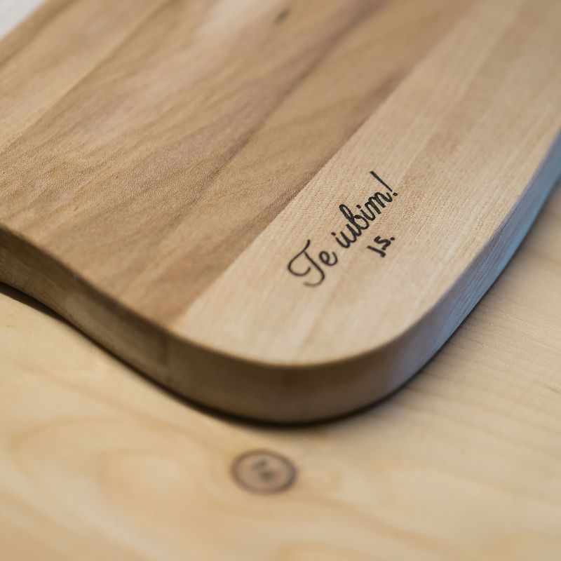 Tocător din lemn de paltin sau fag, într-o formă unică, gravat laser