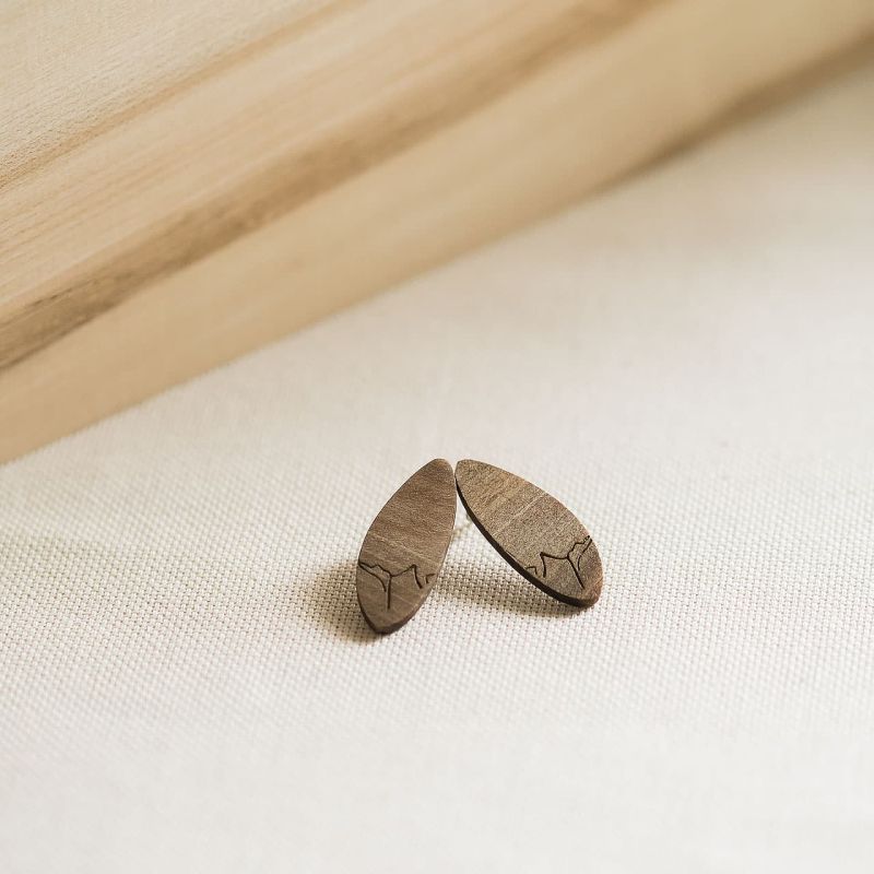 Cercei din lemn de nuc sub forma a două picături de apă