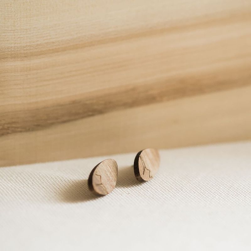 Cercei din lemn de nuc sub forma a două picături de apă