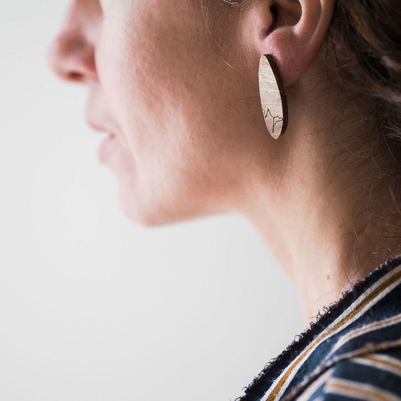 Cercei din lemn de nuc sub forma a două picături de apă