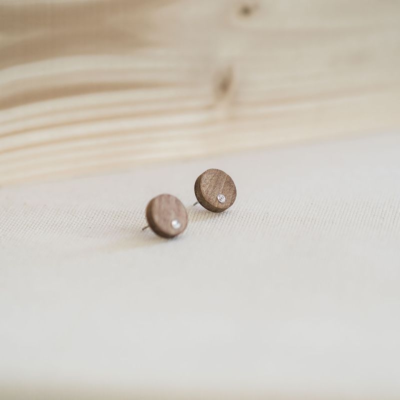 Cercei rotunzi din lemn de nuc, delicați, cu inserții Swarovski