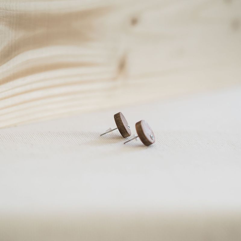 Cercei rotunzi din lemn de nuc, delicați, cu inserții Swarovski